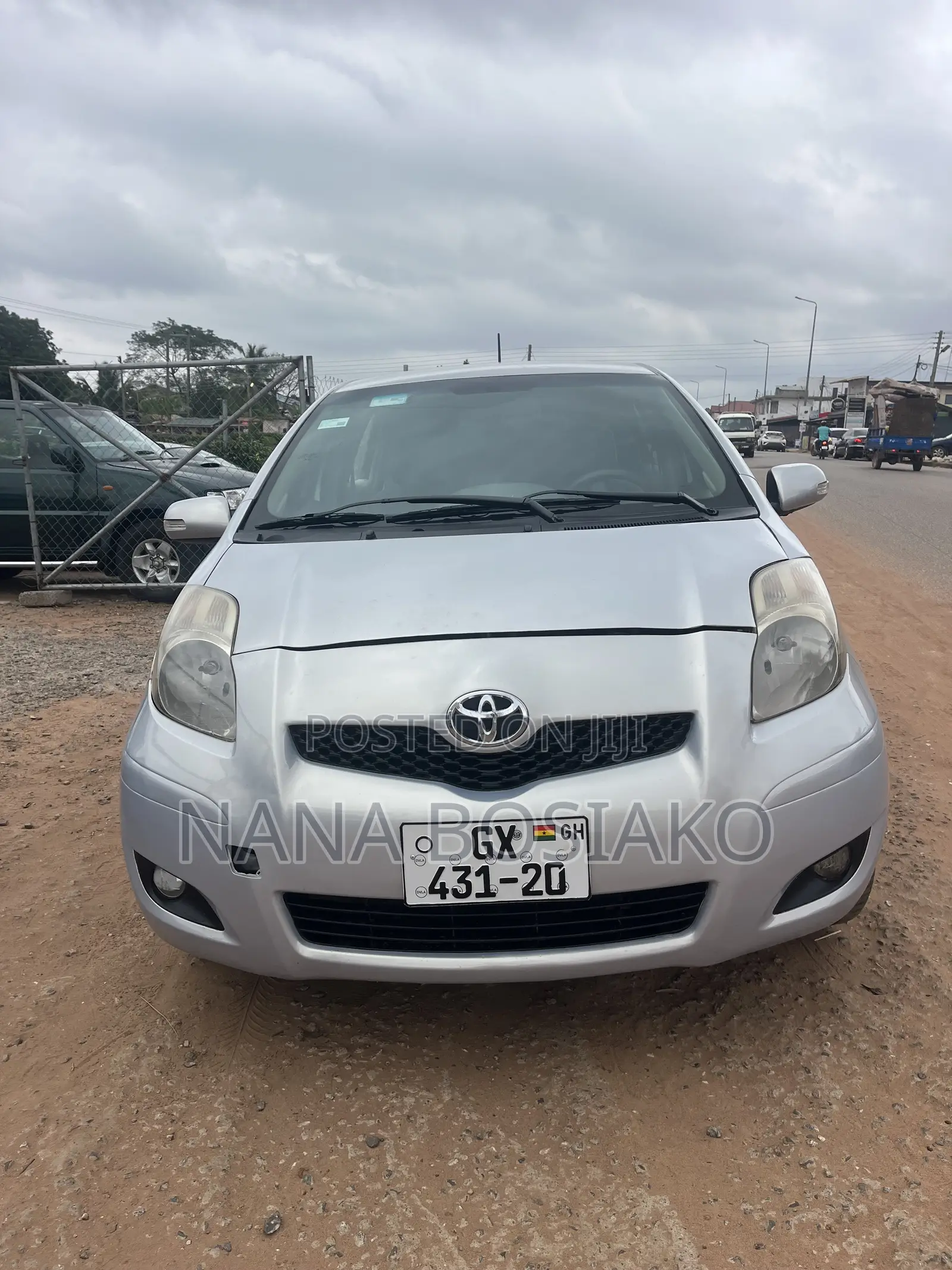 Toyota Vitz 2010 Silver