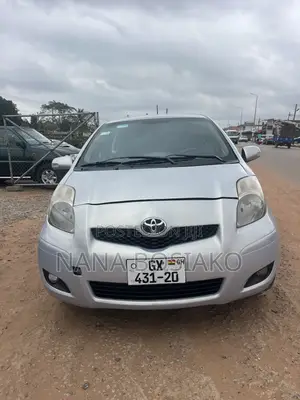 Toyota Vitz 2010 Silver