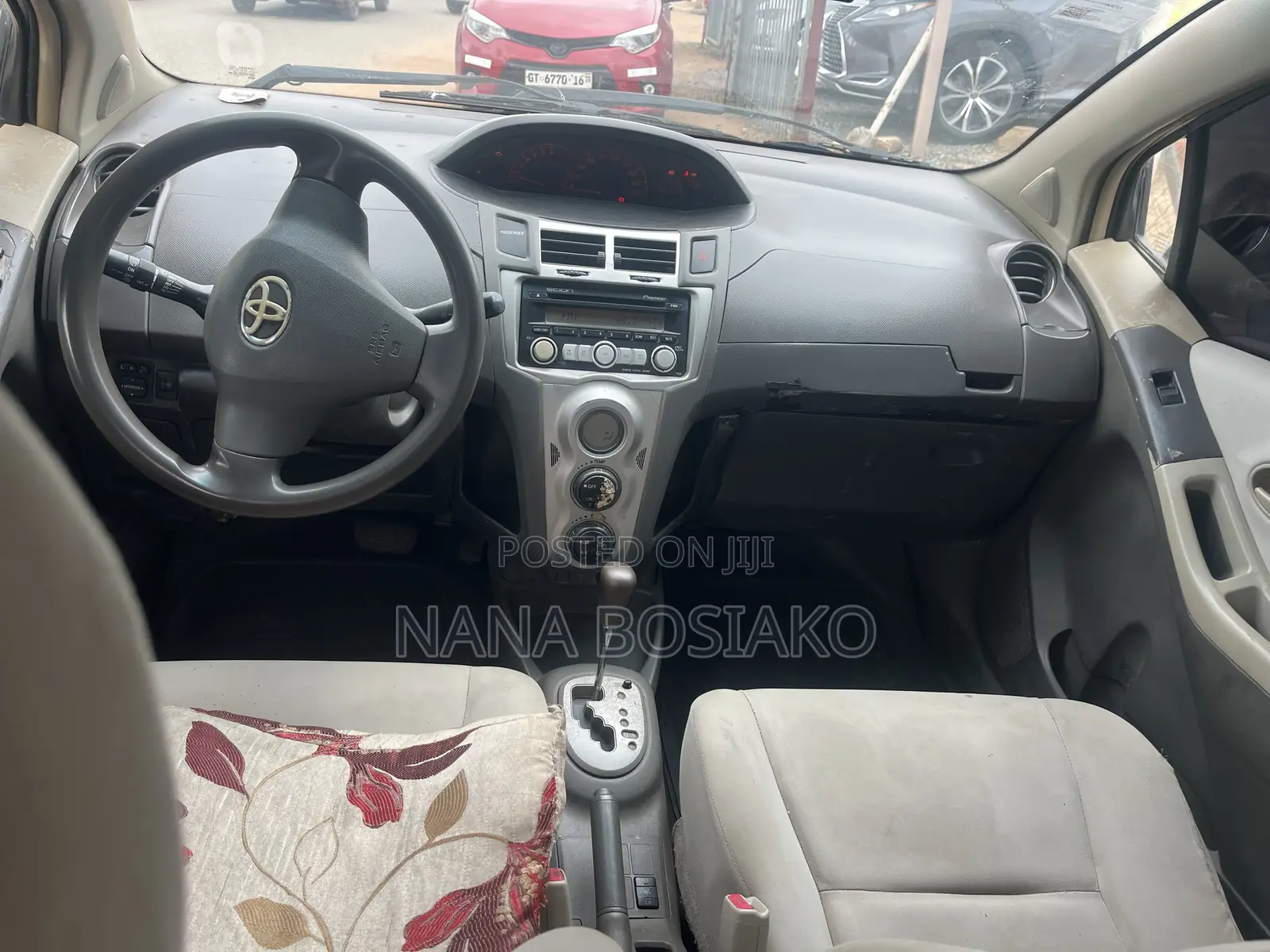 Toyota Vitz 2010 Silver