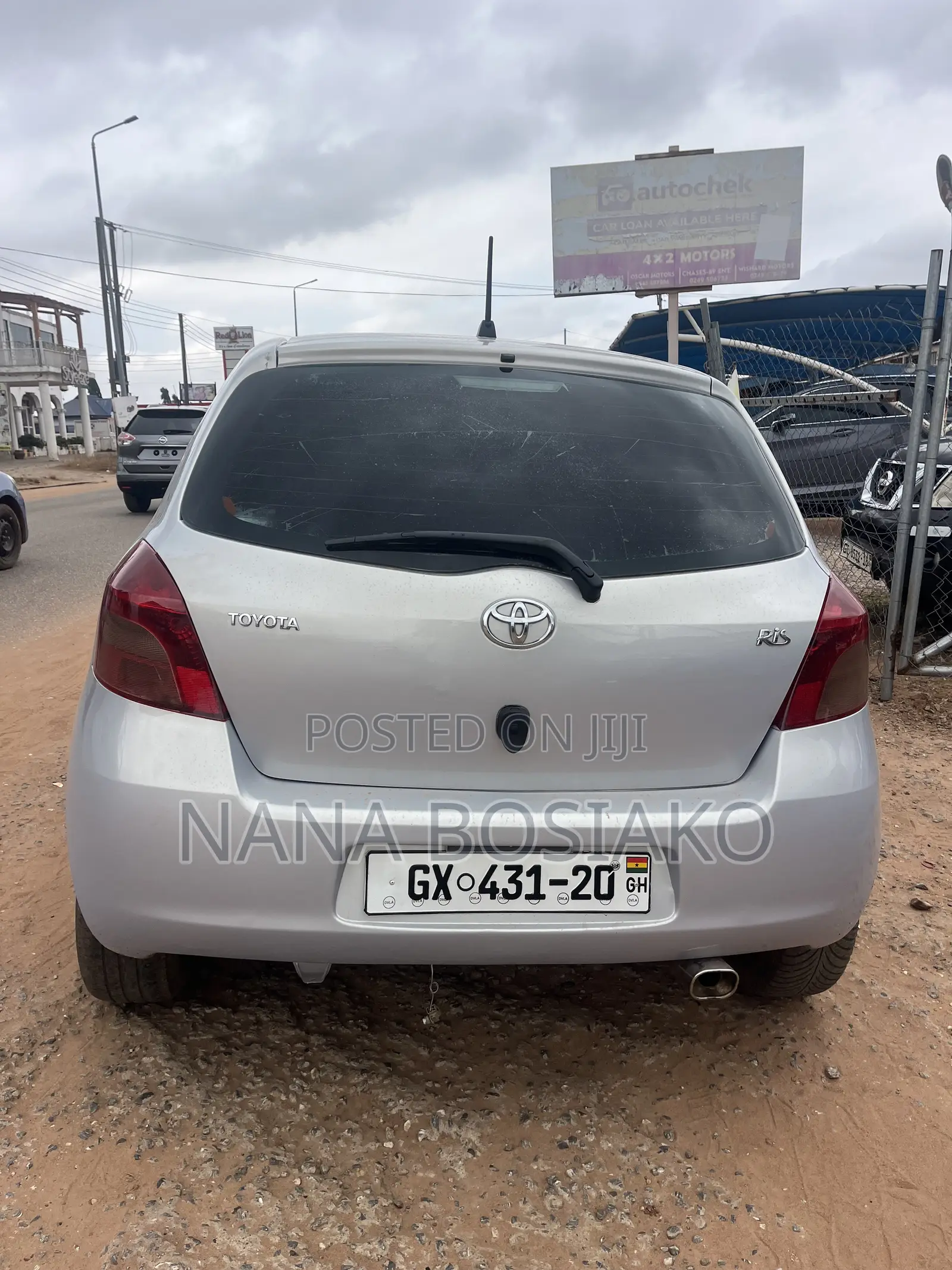 Toyota Vitz 2010 Silver