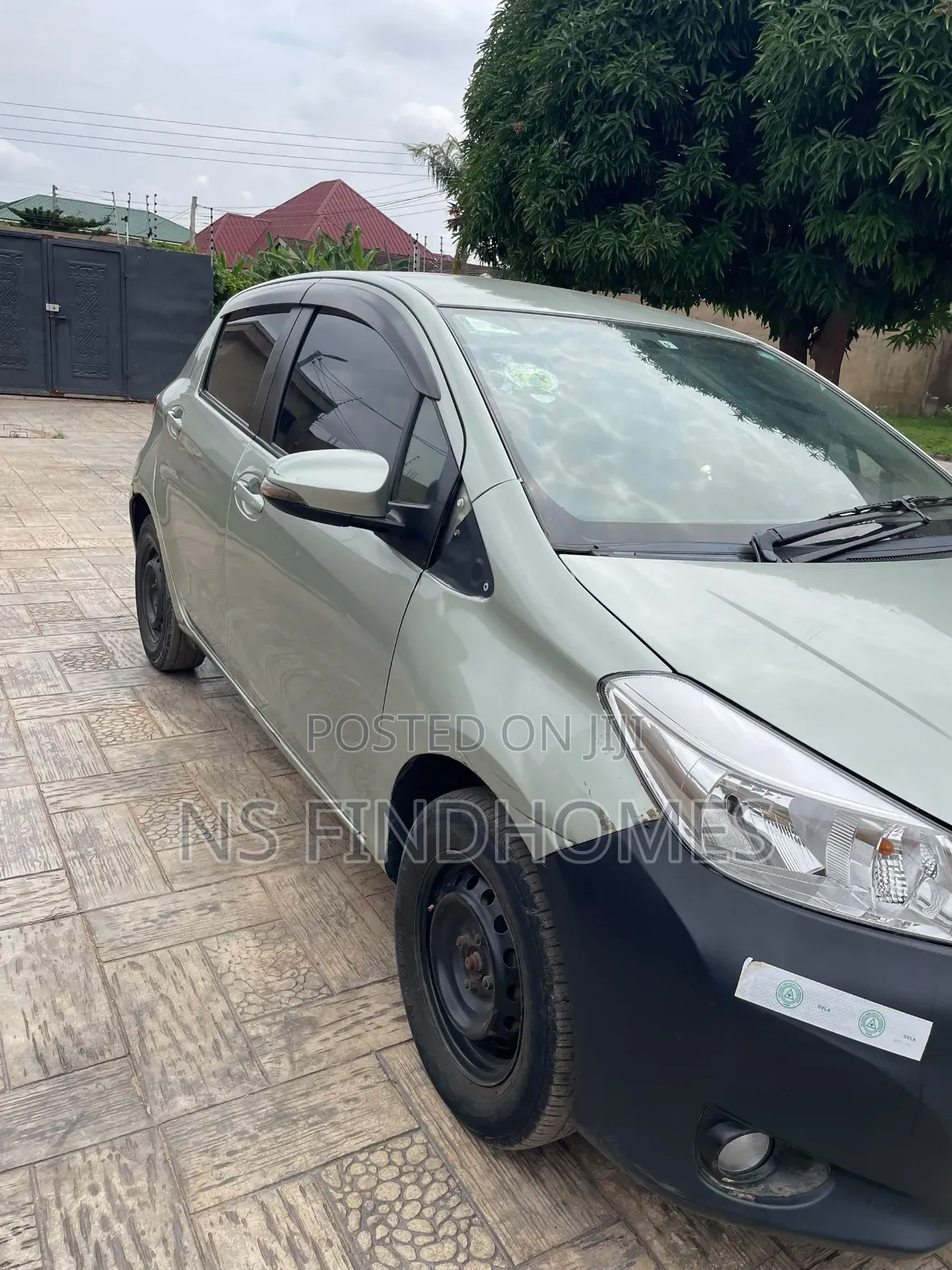 Toyota Vitz 1.3 AWD 5dr 2012 Gray