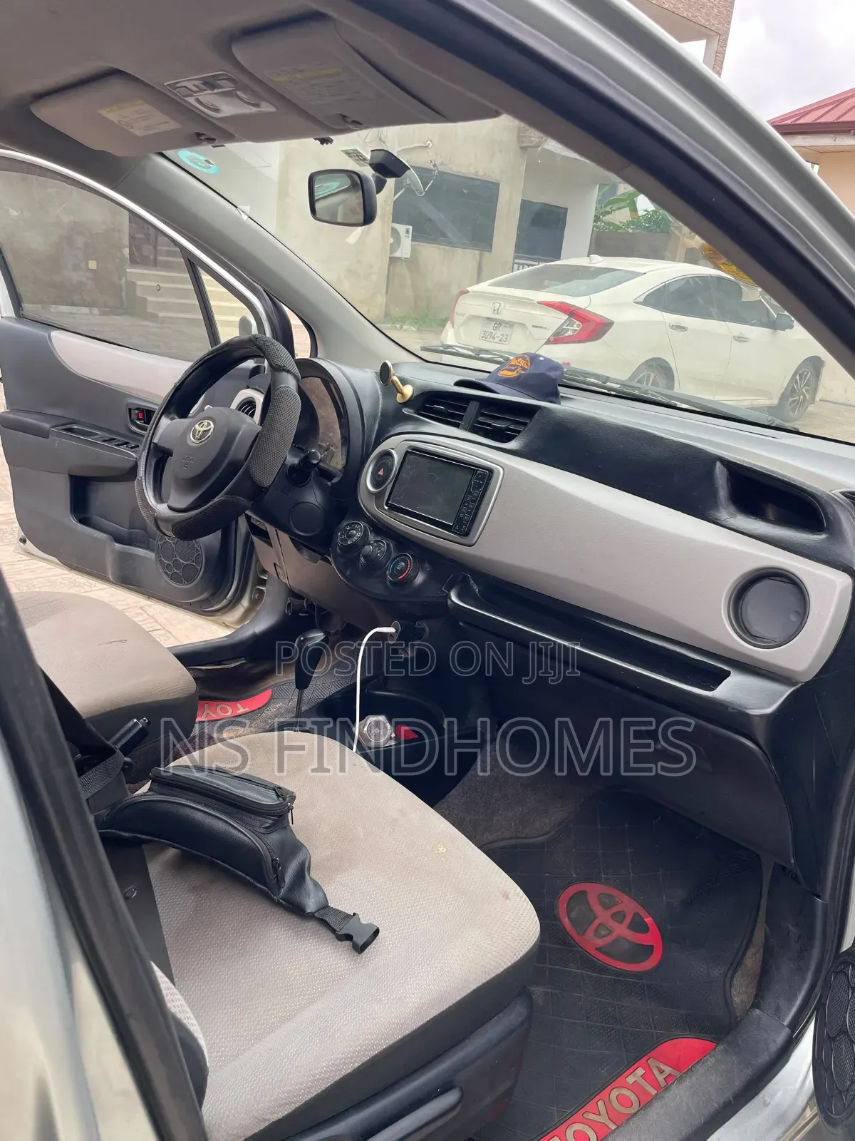 Toyota Vitz 1.3 AWD 5dr 2012 Gray