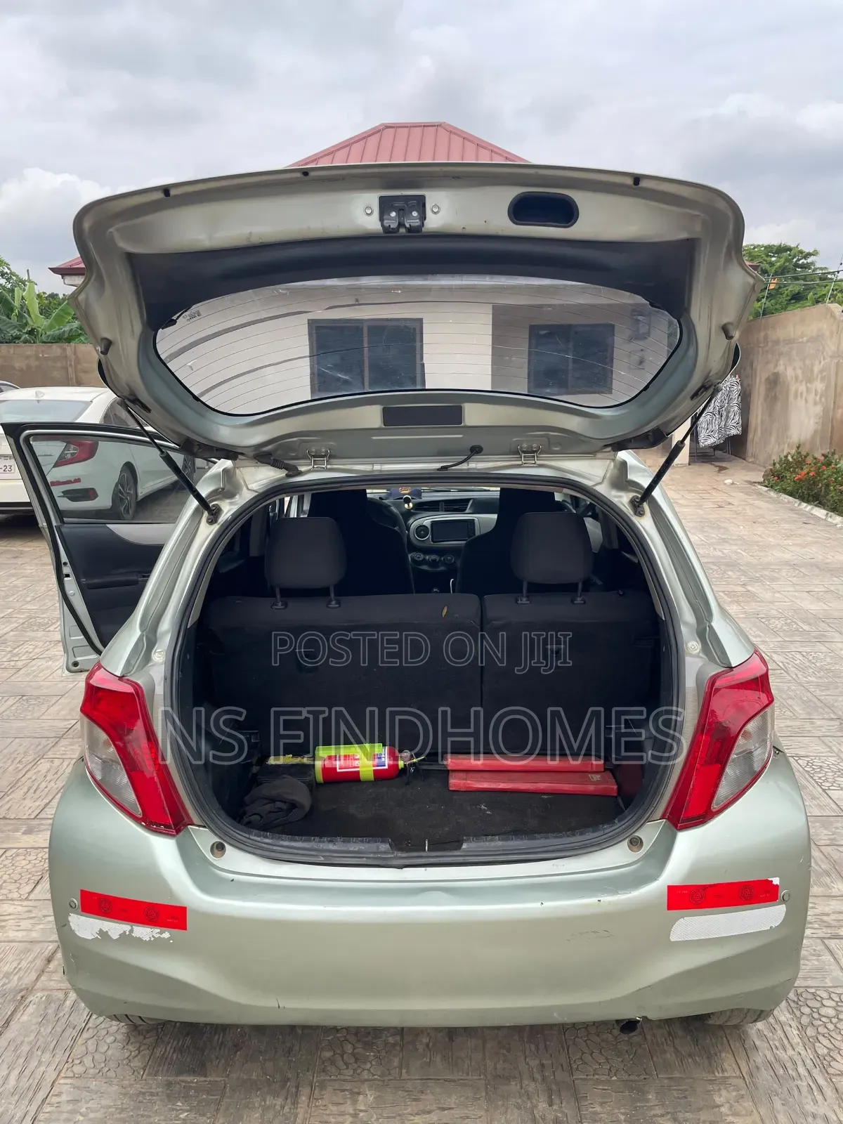 Toyota Vitz 1.3 AWD 5dr 2012 Gray