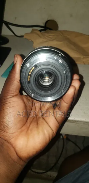 Canon Efs 18-200mm Lense F/3.5-5.6 Is Lense Excellent All in One Zoom