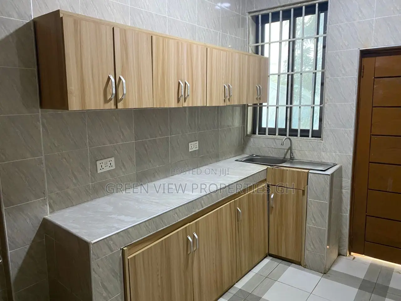 2bdrm Apartment in West Hills Mall Area for rent