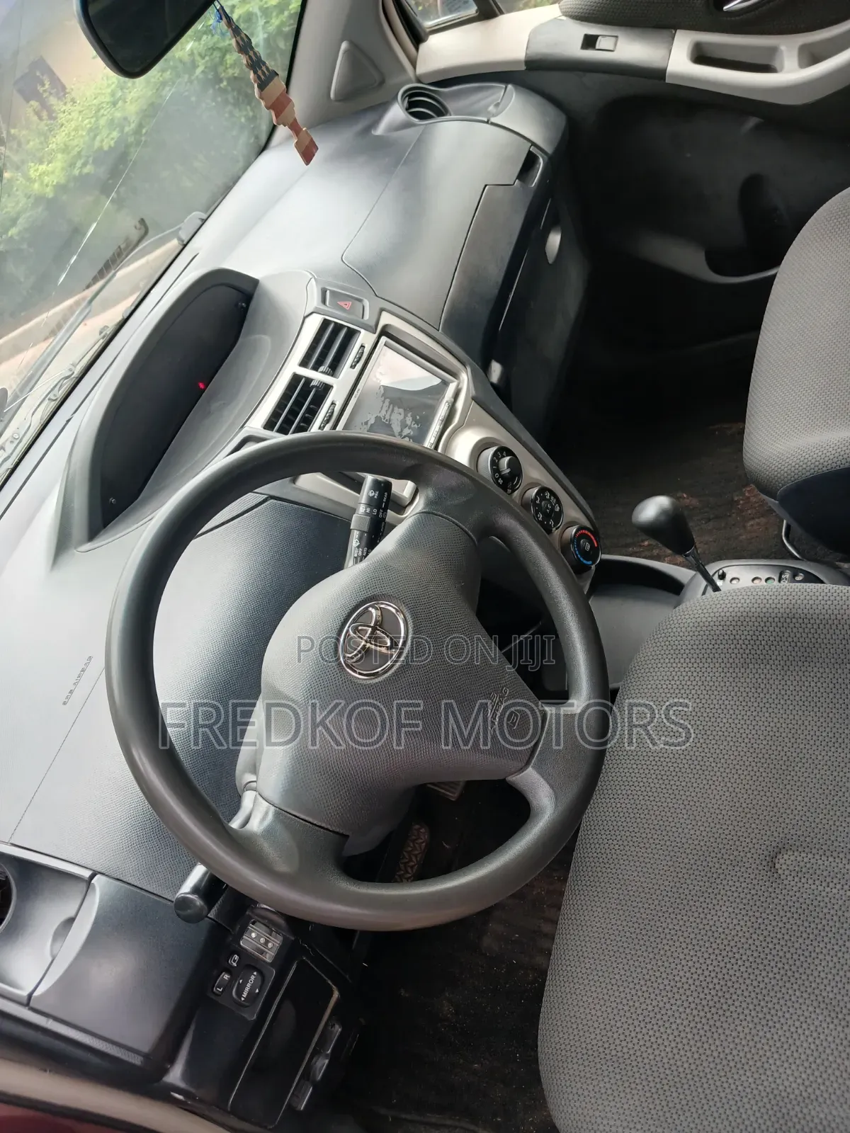 Toyota Vitz 2010 Red