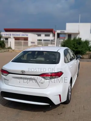 Toyota Corolla LE 2021 White