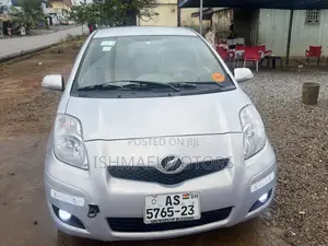 Toyota Vitz 1.3 FWD 5dr 2010 Silver