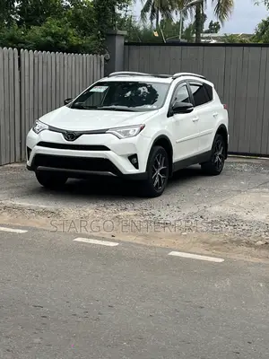 Toyota RAV4 XLE 4dr SUV (2.5L 4cyl 6A) 2018 White