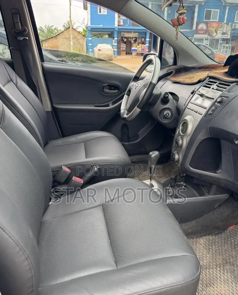 Toyota Yaris L Hatchback 3dr 2012 Blue