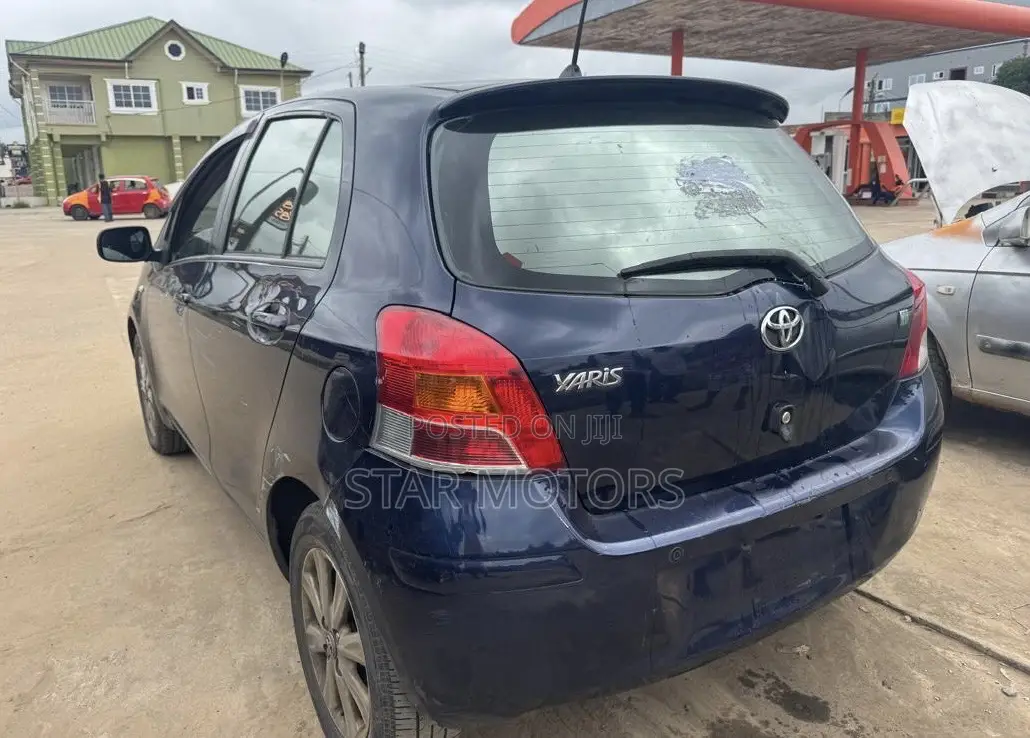 Toyota Yaris L Hatchback 3dr 2012 Blue