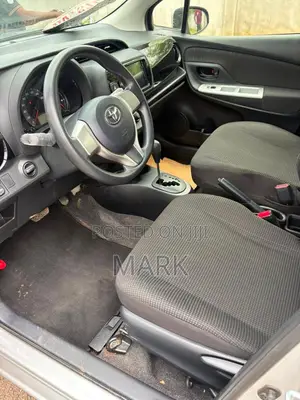 Toyota Vitz 2015 Silver