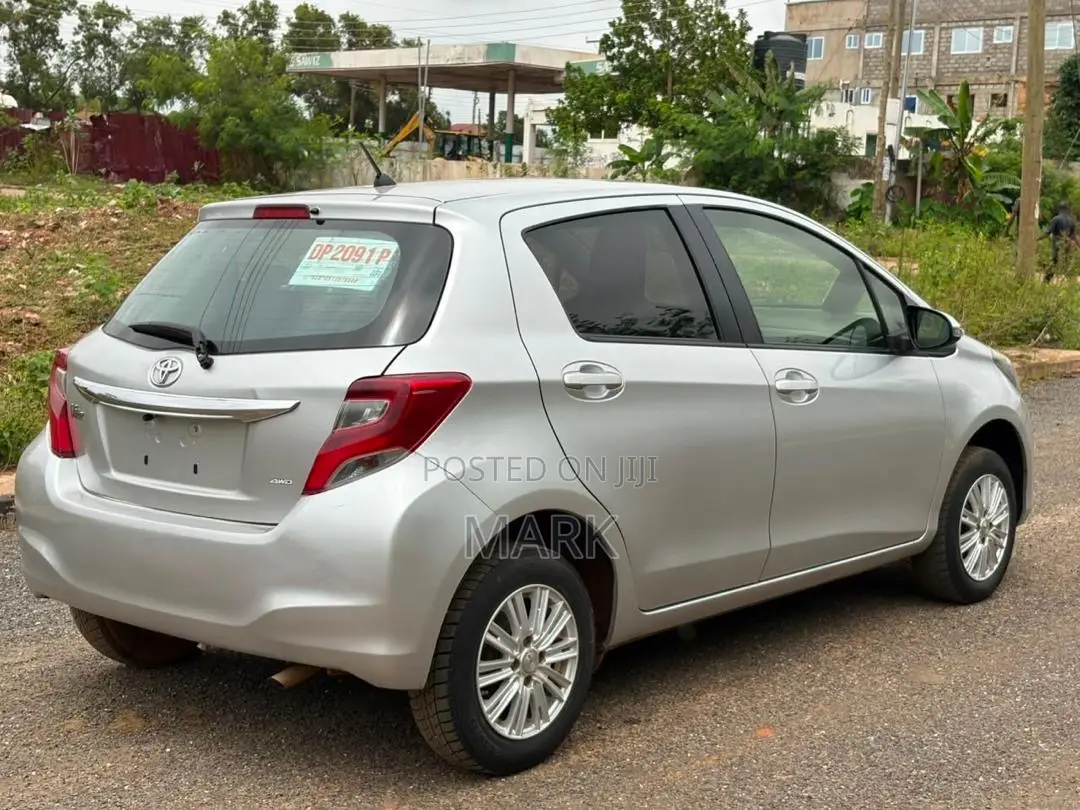 Toyota Vitz 2015 Silver