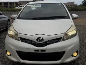 Toyota Vitz 1.3 FWD 5dr 2013 White