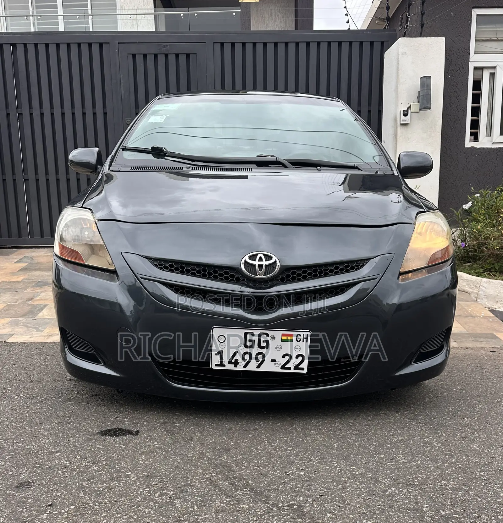 Toyota Yaris Base Sedan 4dr 2010 Gray