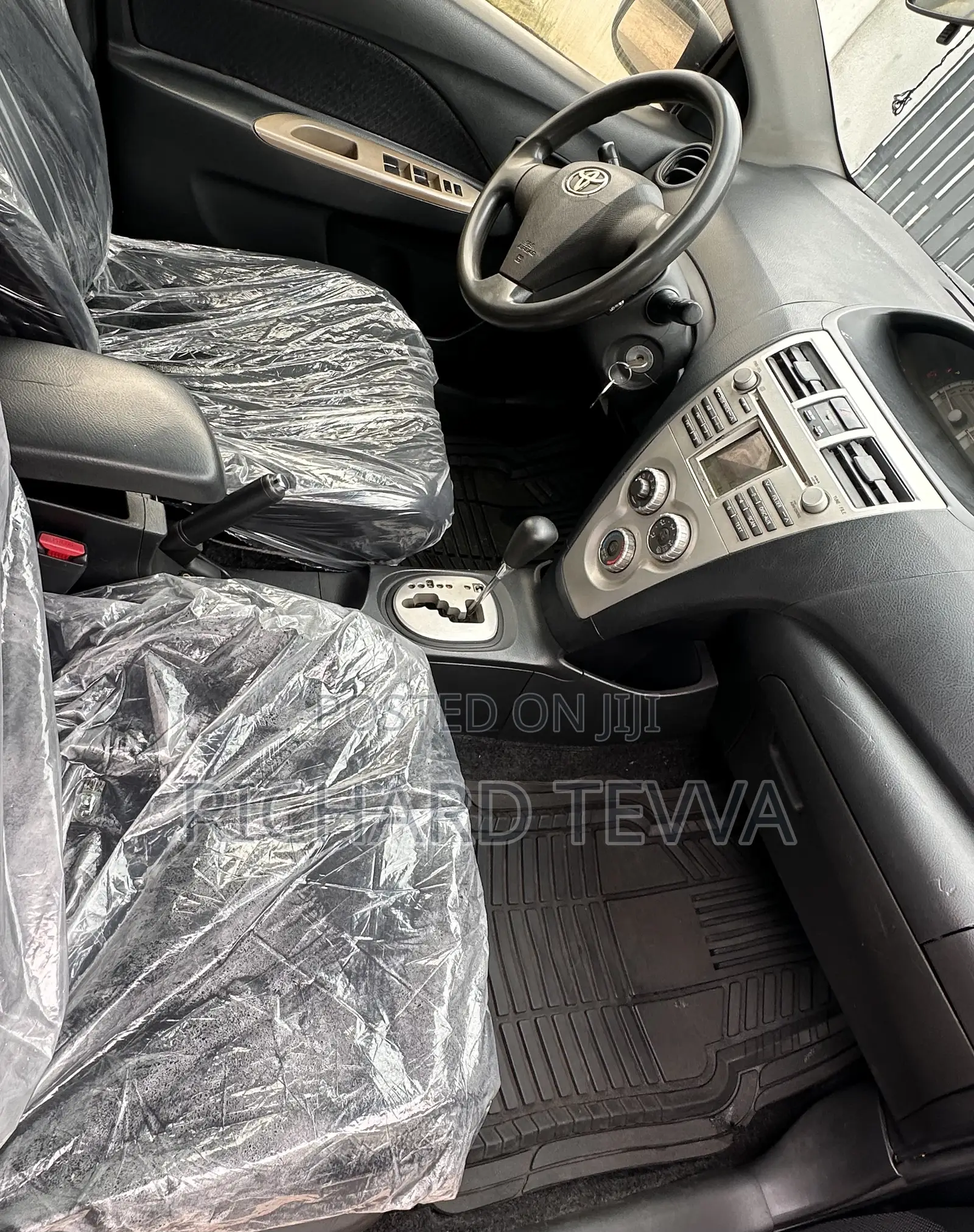 Toyota Yaris Base Sedan 4dr 2010 Gray