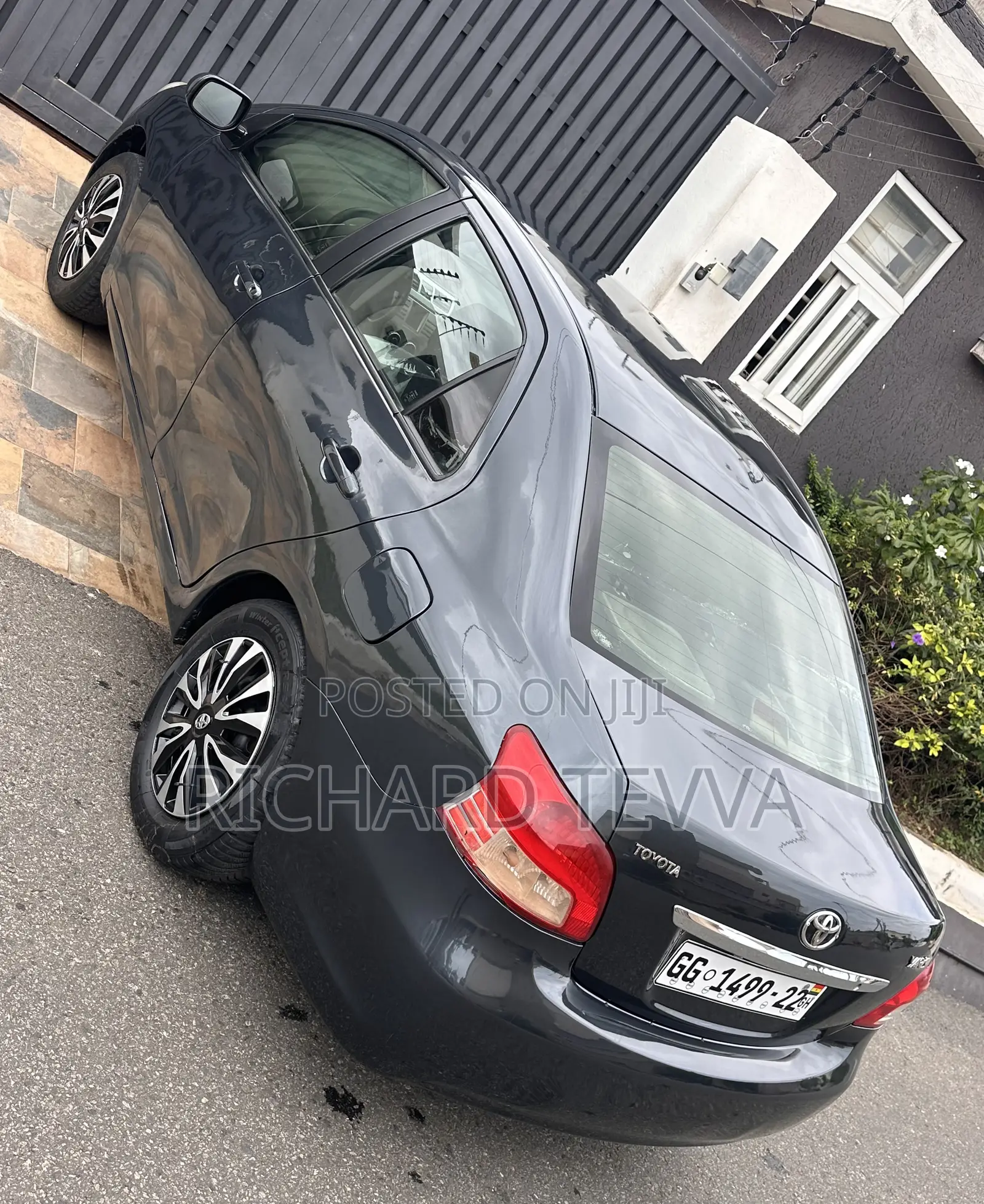 Toyota Yaris Base Sedan 4dr 2010 Gray