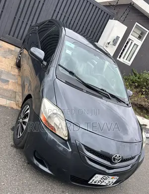 Toyota Yaris Base Sedan 4dr 2010 Gray