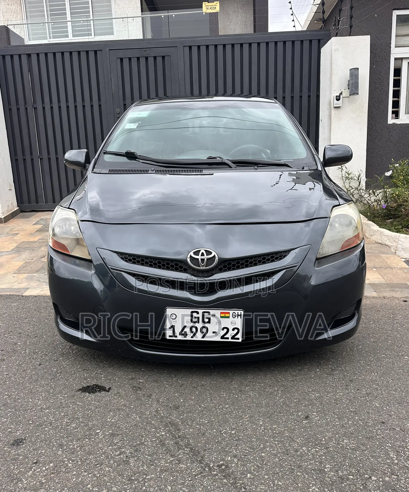 Toyota Yaris Base Sedan 4dr 2010 Gray