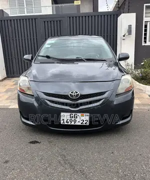 Toyota Yaris Base Sedan 4dr 2010 Gray