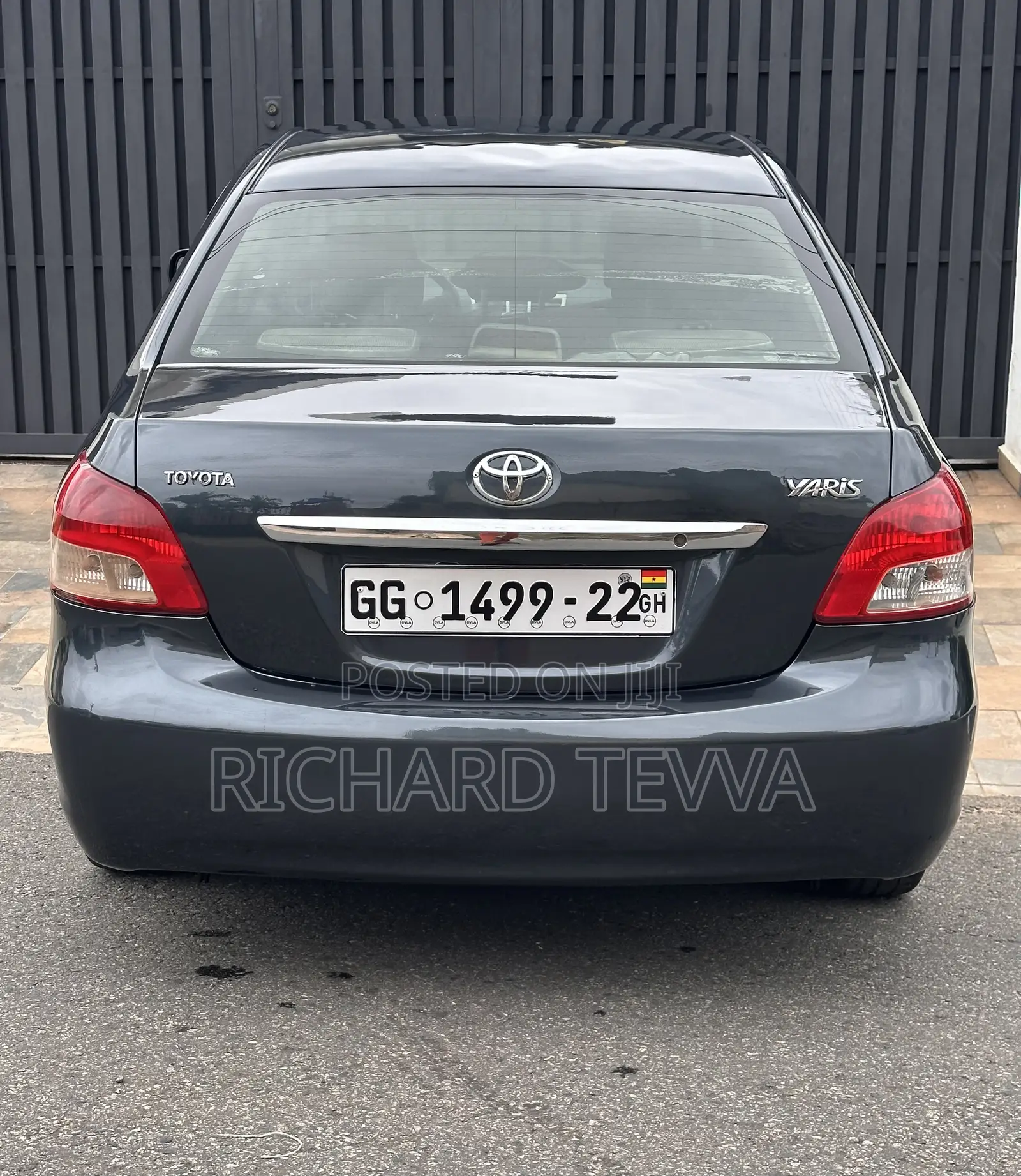 Toyota Yaris Base Sedan 4dr 2010 Gray