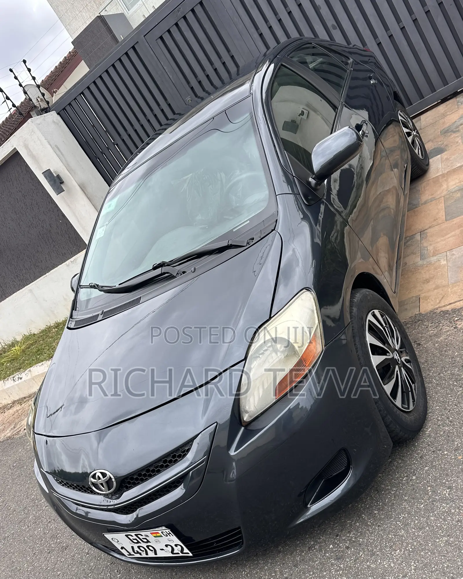 Toyota Yaris Base Sedan 4dr 2010 Gray