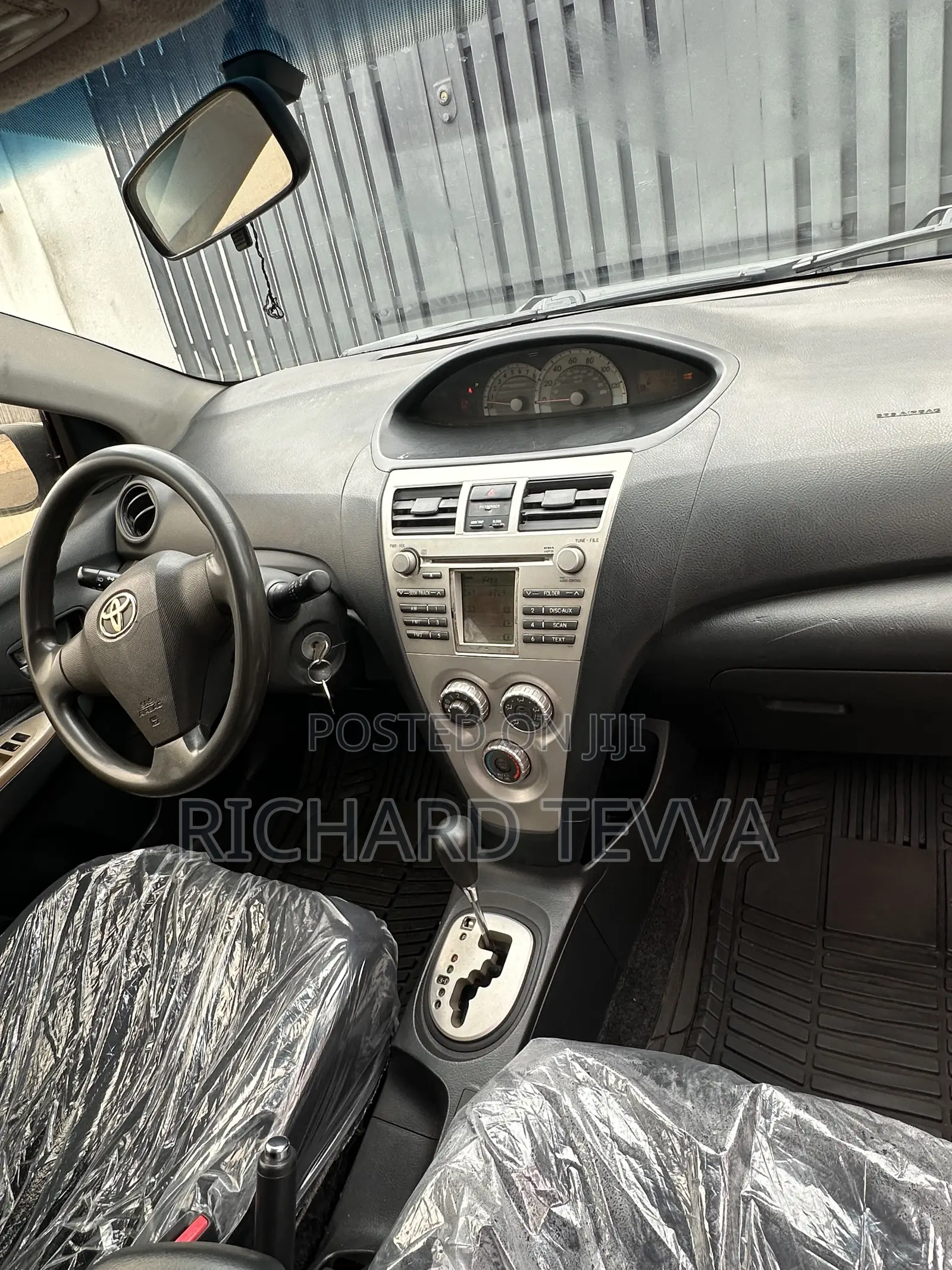 Toyota Yaris Base Sedan 4dr 2010 Gray
