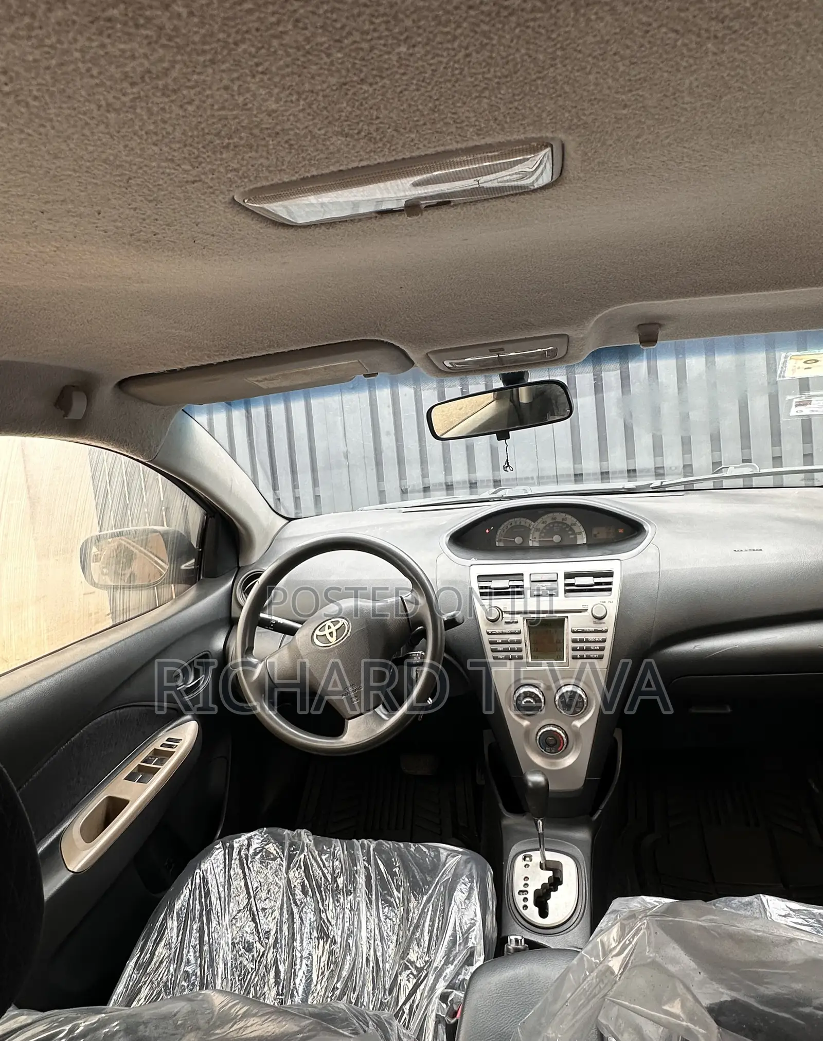 Toyota Yaris Base Sedan 4dr 2010 Gray