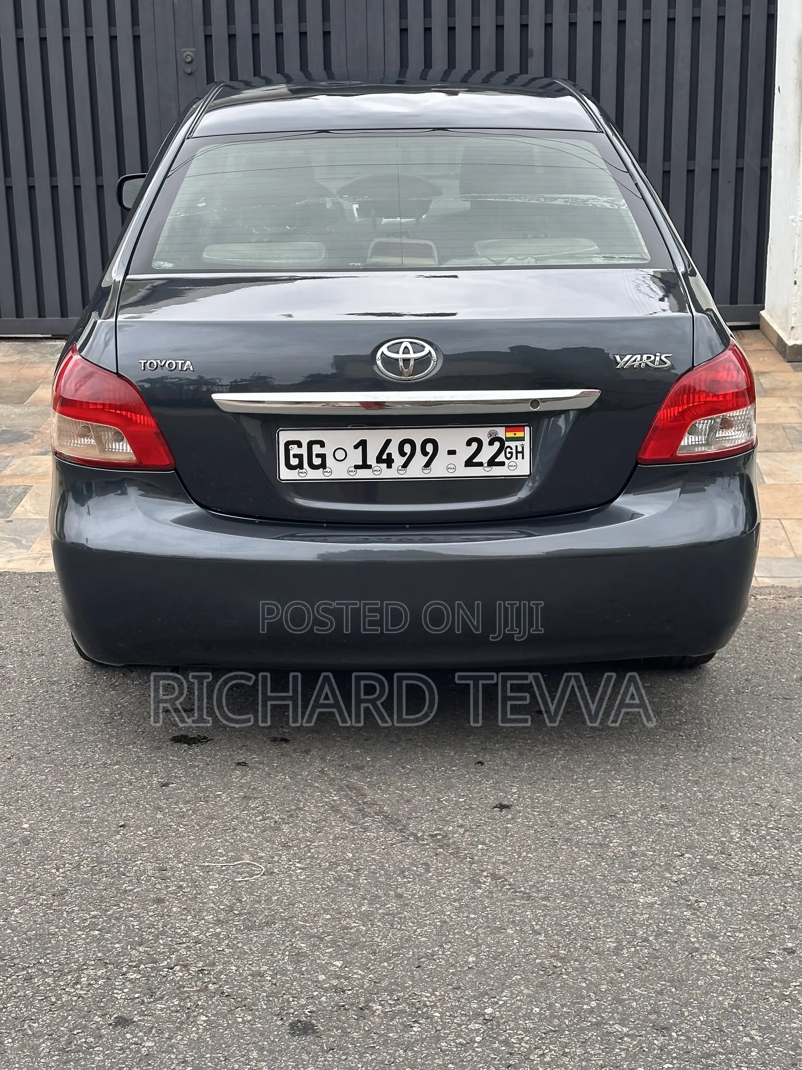 Toyota Yaris Base Sedan 4dr 2010 Gray