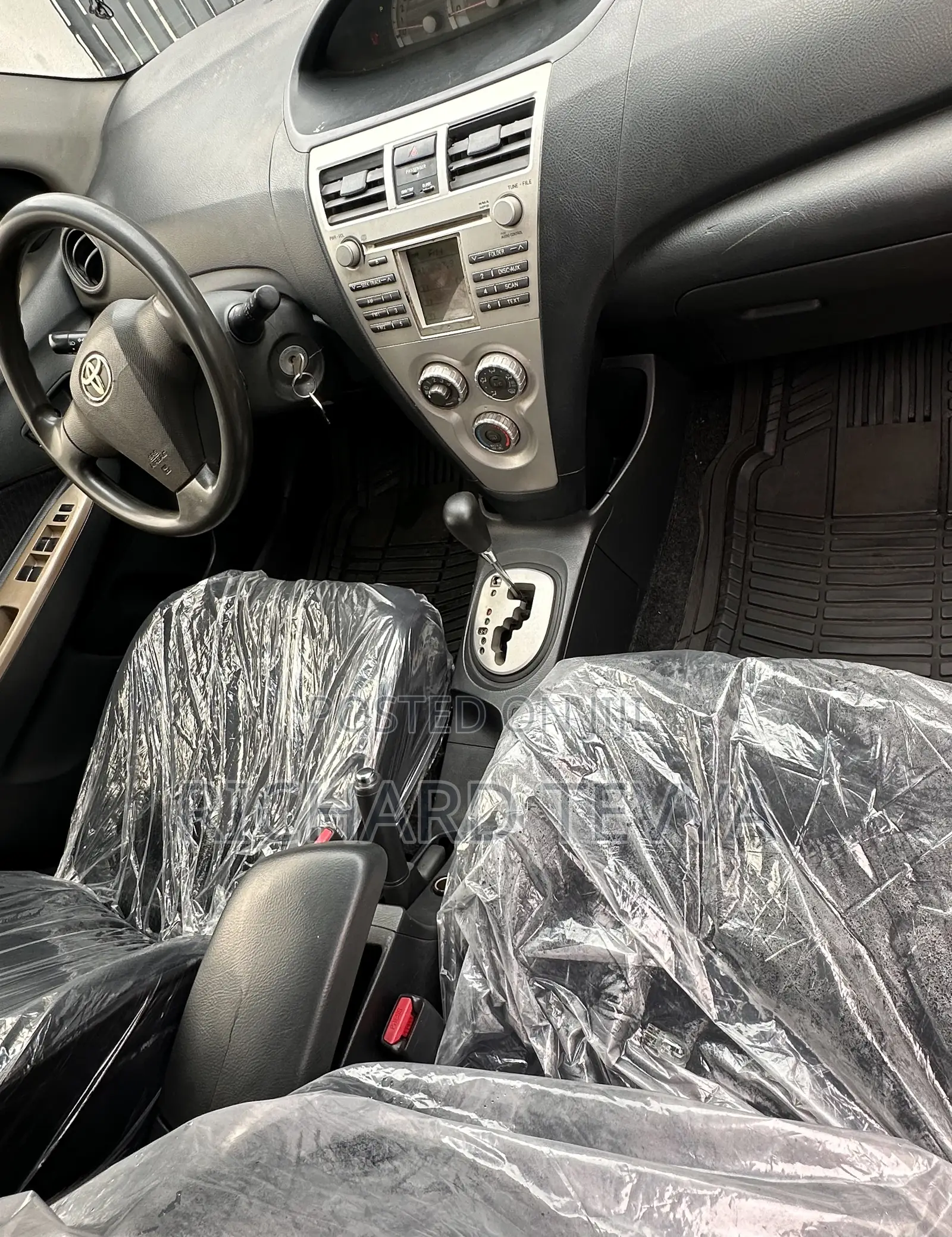 Toyota Yaris Base Sedan 4dr 2010 Gray