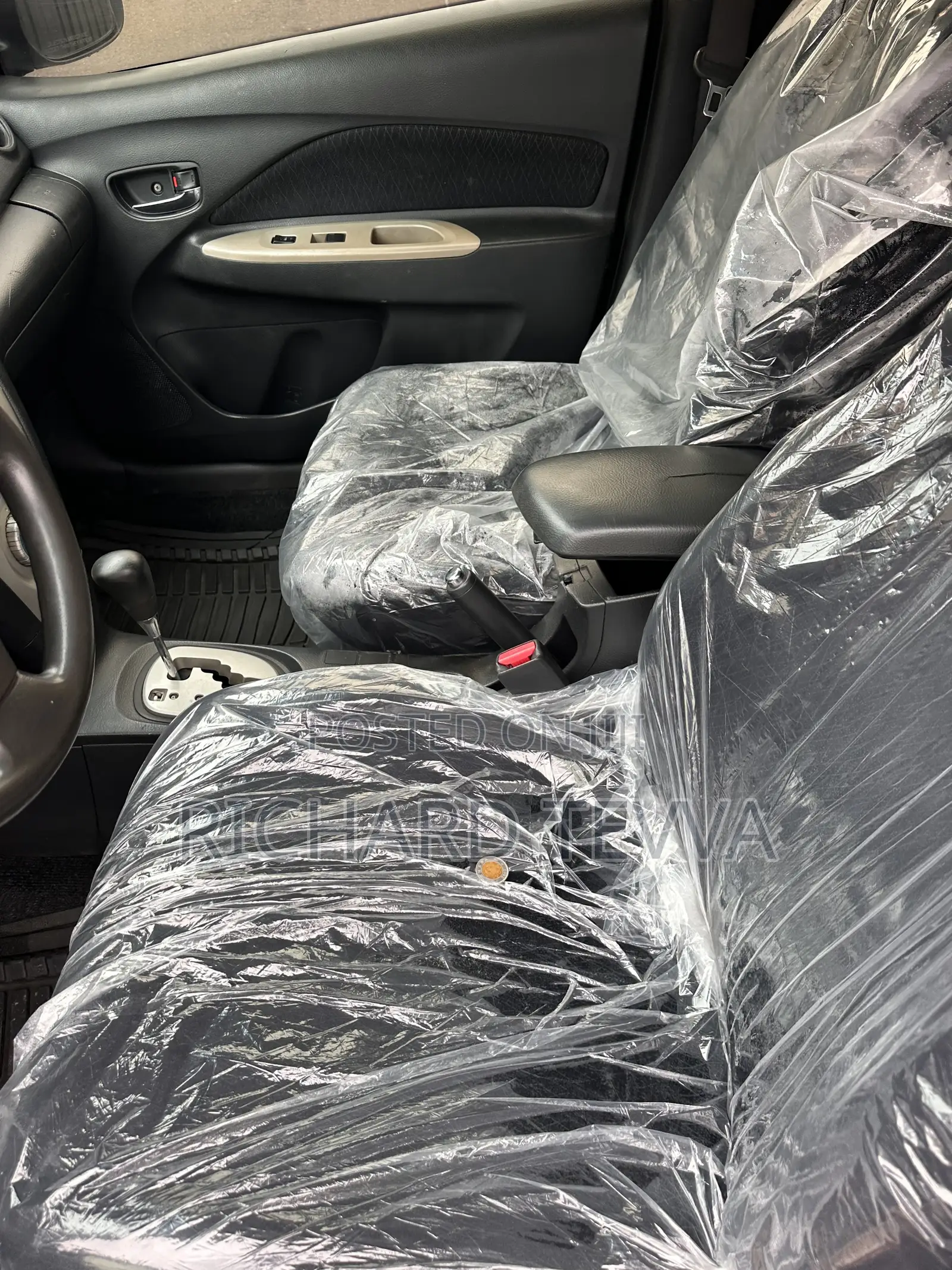 Toyota Yaris Base Sedan 4dr 2010 Gray