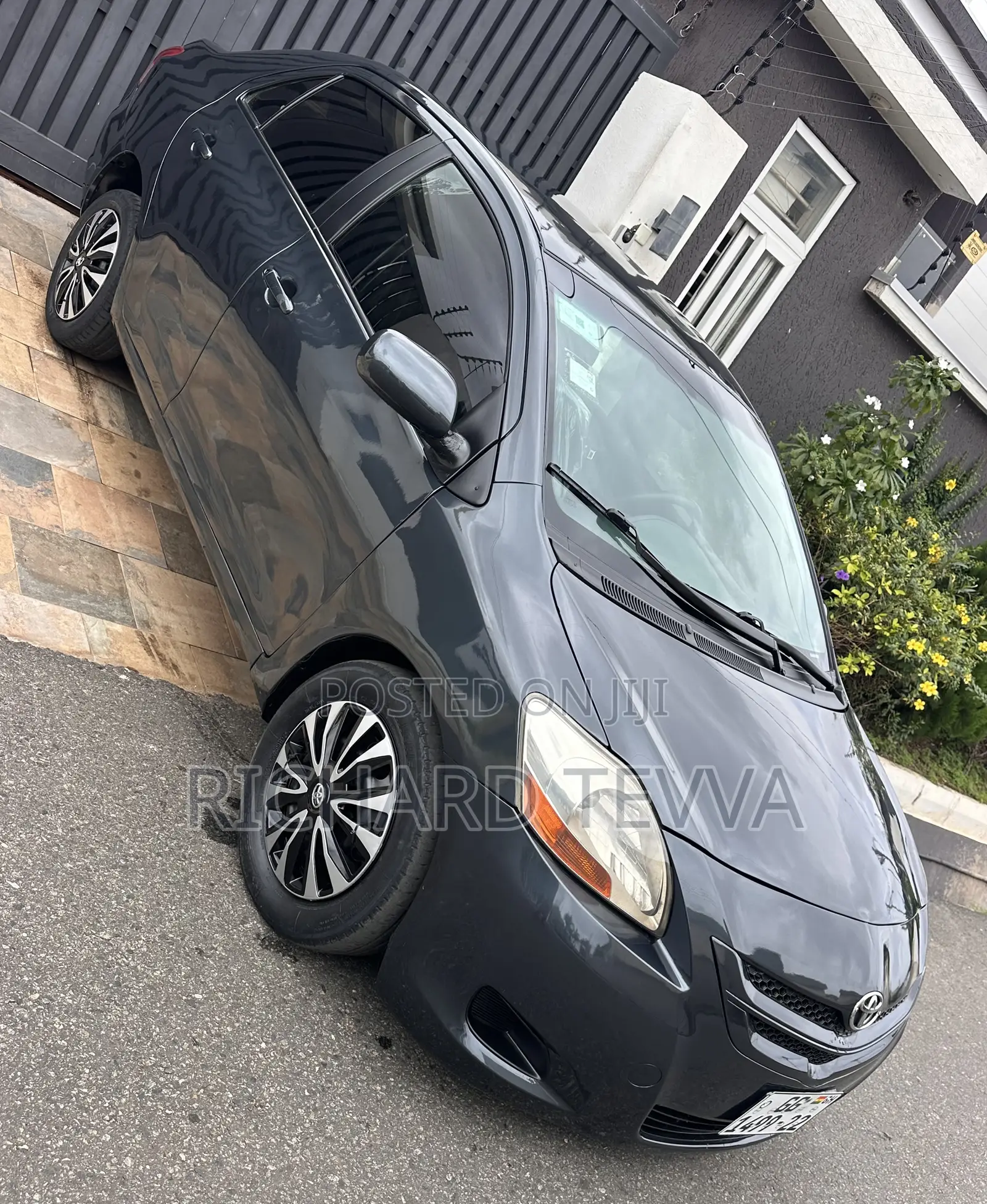 Toyota Yaris Base Sedan 4dr 2010 Gray