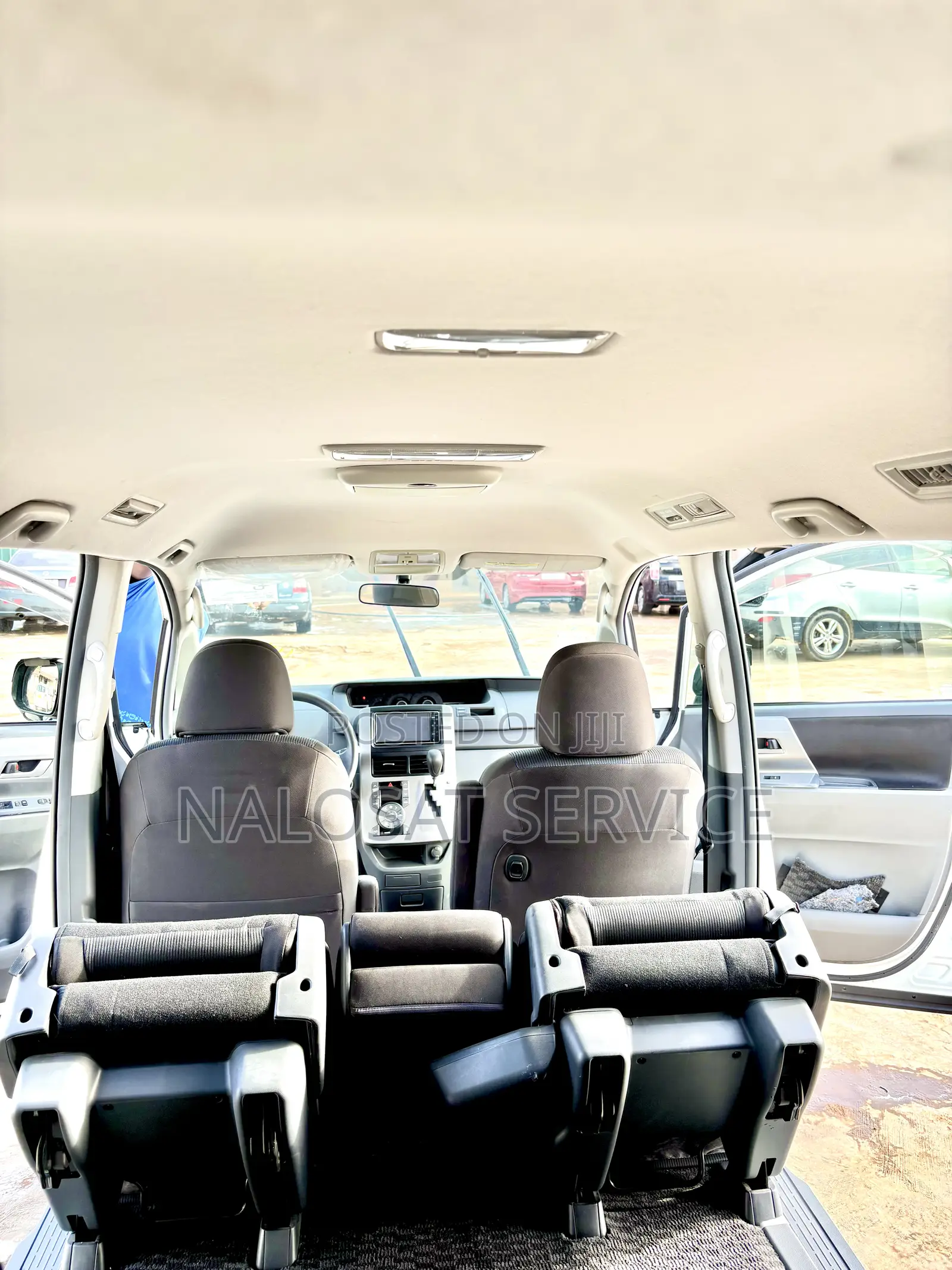 Toyota Voxy V 2WD 8-Seater 2010 White