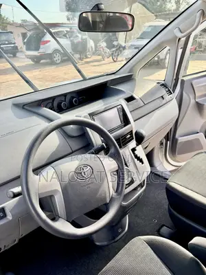 Toyota Voxy V 2WD 8-Seater 2010 White