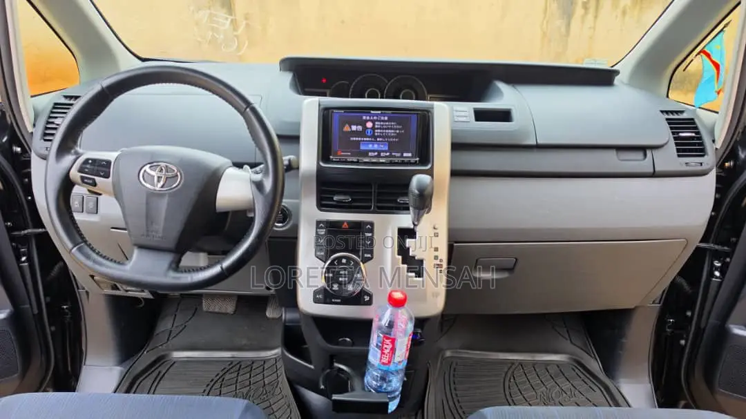 Toyota Voxy X 4WD 8-Seater 2012 Black