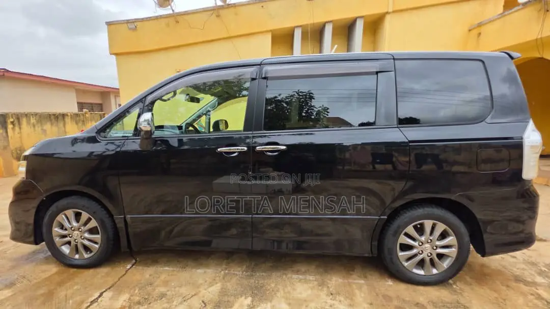 Toyota Voxy X 4WD 8-Seater 2012 Black