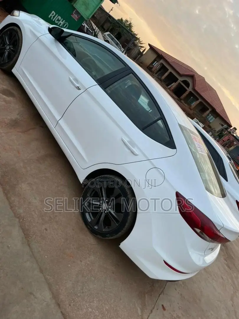 Hyundai Elantra 2018 White