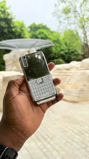 Nokia E71 White