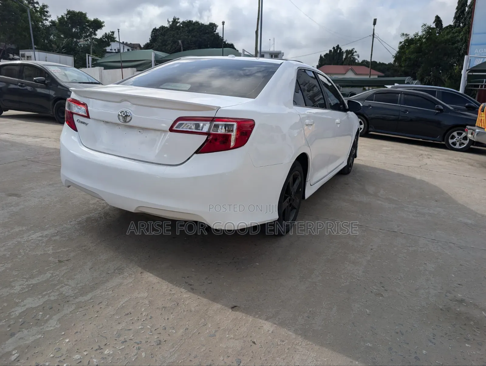 Toyota Camry SE 4dr Sedan (2.5L 4cyl 6A) 2013 White