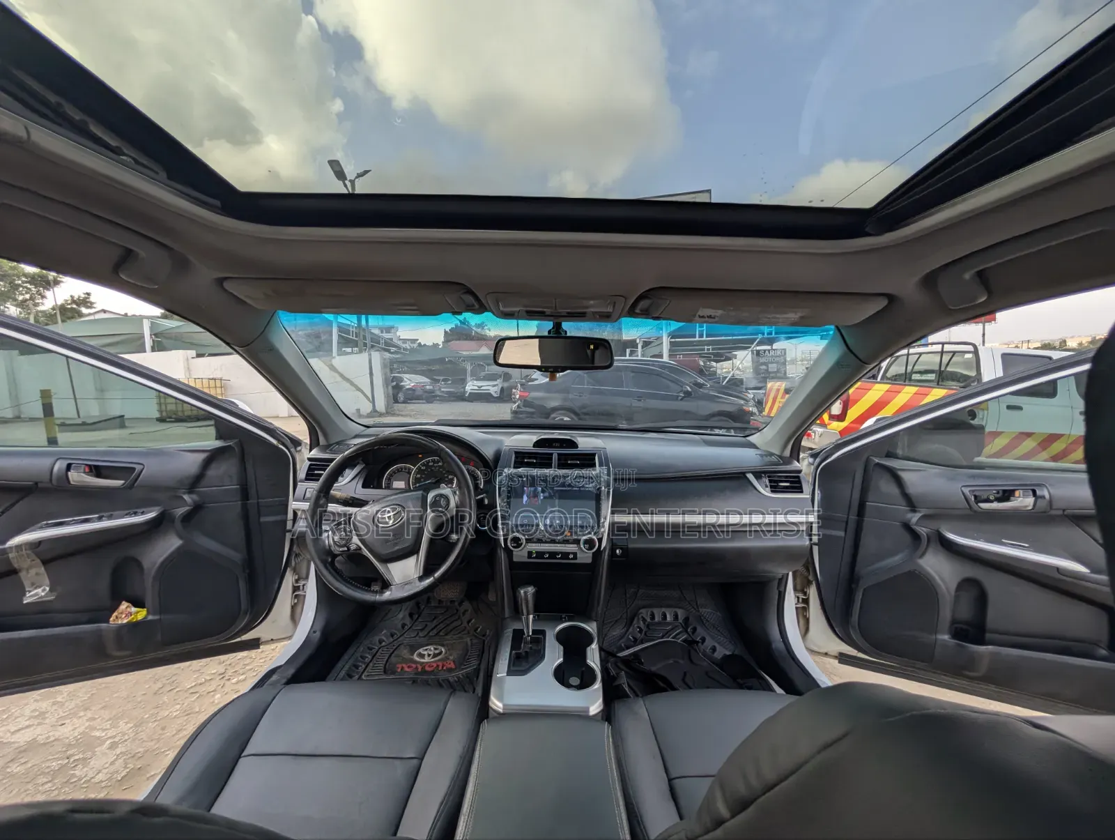 Toyota Camry SE 4dr Sedan (2.5L 4cyl 6A) 2013 White