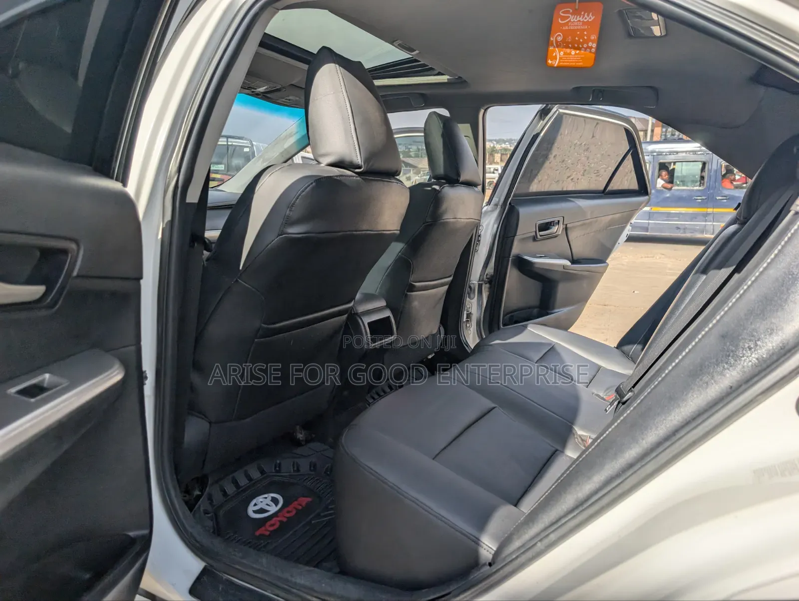 Toyota Camry SE 4dr Sedan (2.5L 4cyl 6A) 2013 White