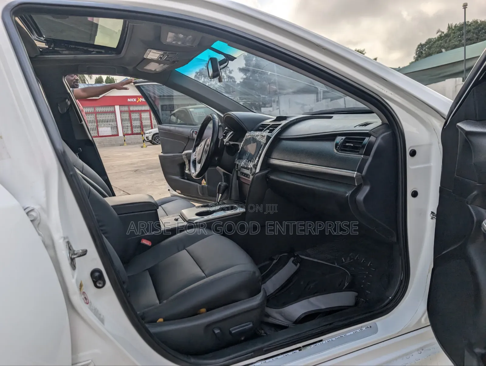 Toyota Camry SE 4dr Sedan (2.5L 4cyl 6A) 2013 White