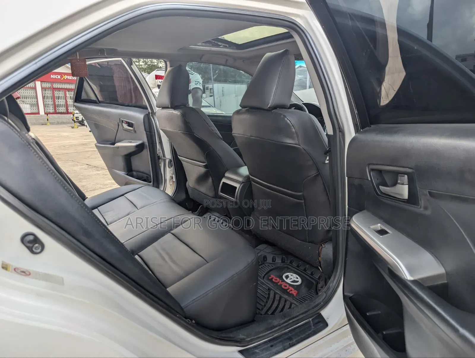 Toyota Camry SE 4dr Sedan (2.5L 4cyl 6A) 2013 White