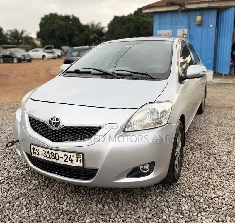 Toyota Belta 2010 Silver