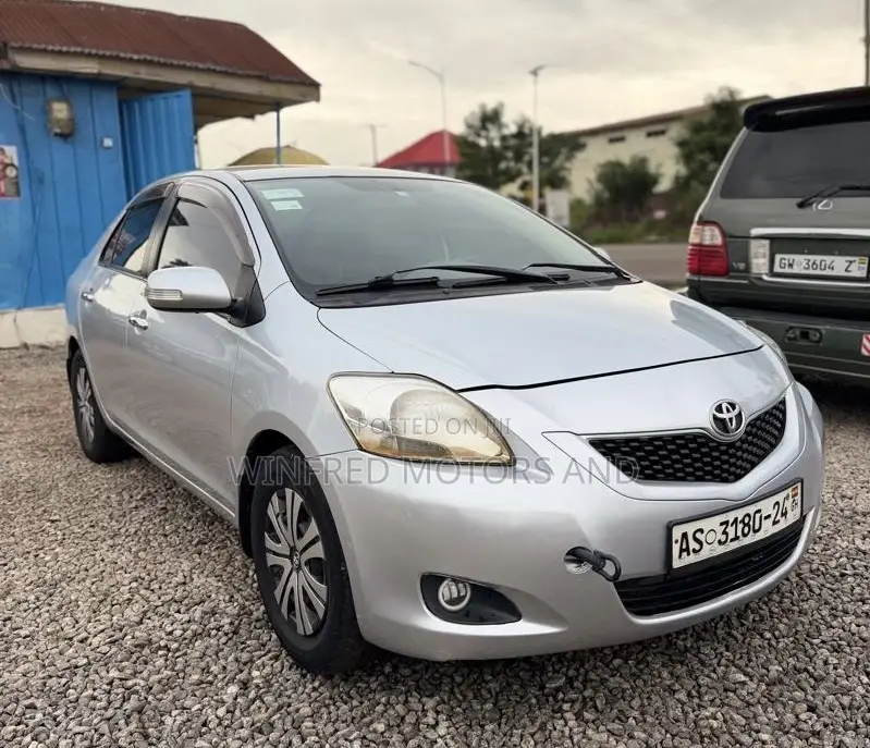 Toyota Belta 2010 Silver
