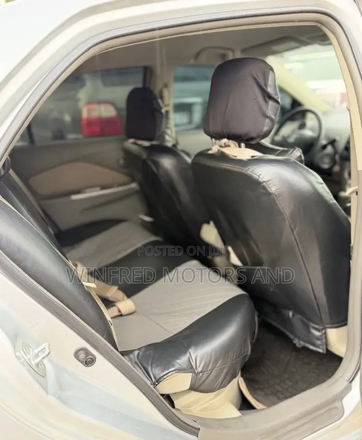 Toyota Belta 2010 Silver