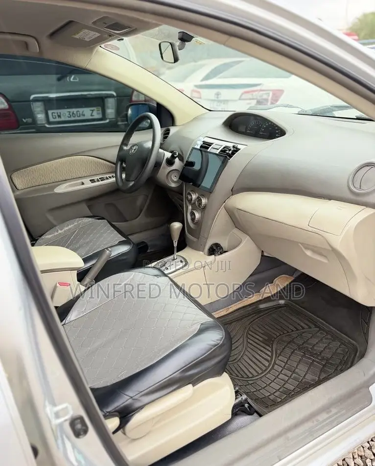 Toyota Belta 2010 Silver