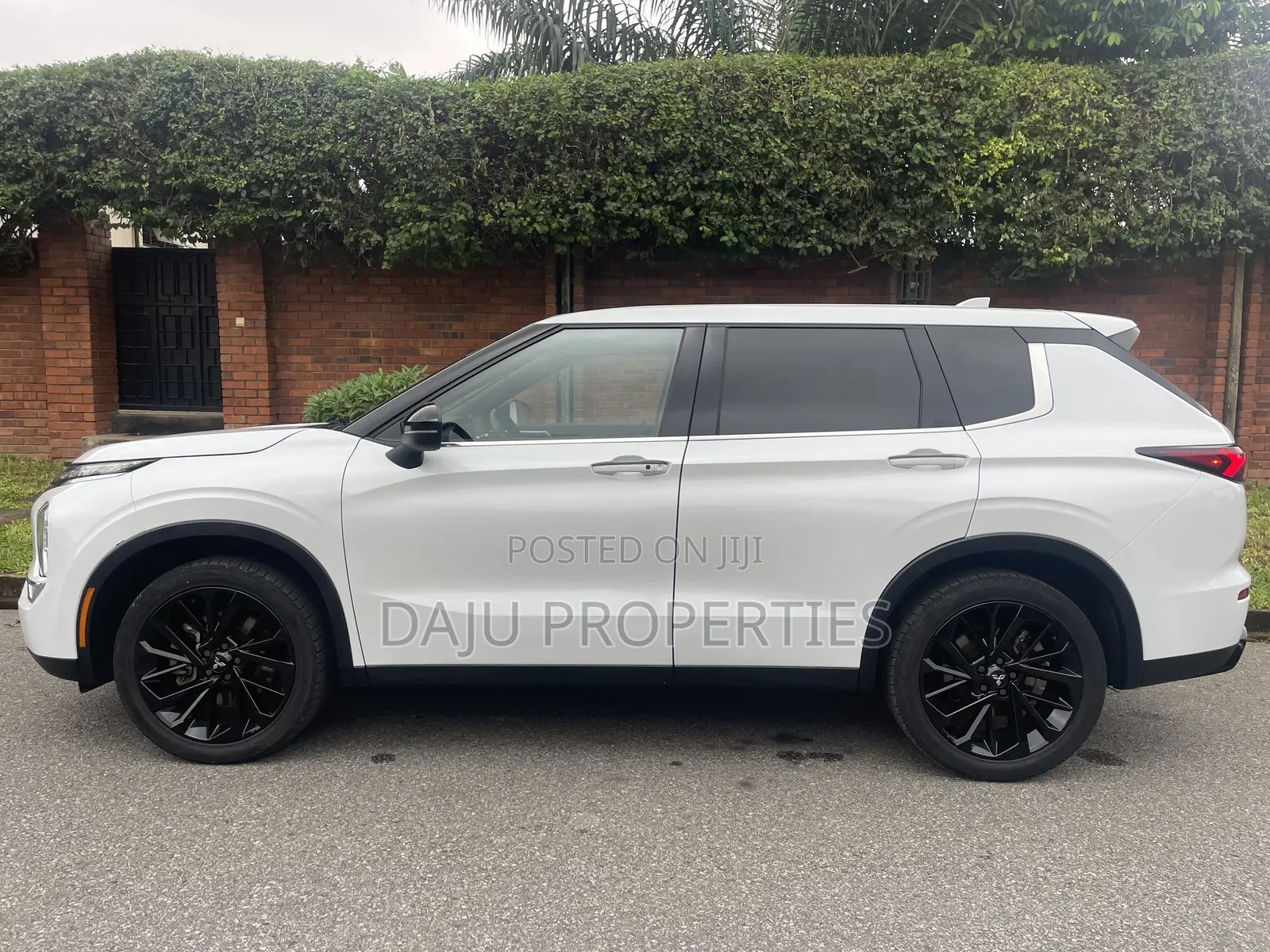 Mitsubishi Outlander SE Launch Edition 2022 White