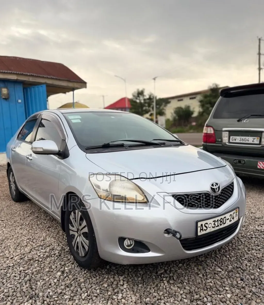 Toyota Belta 2010 Silver