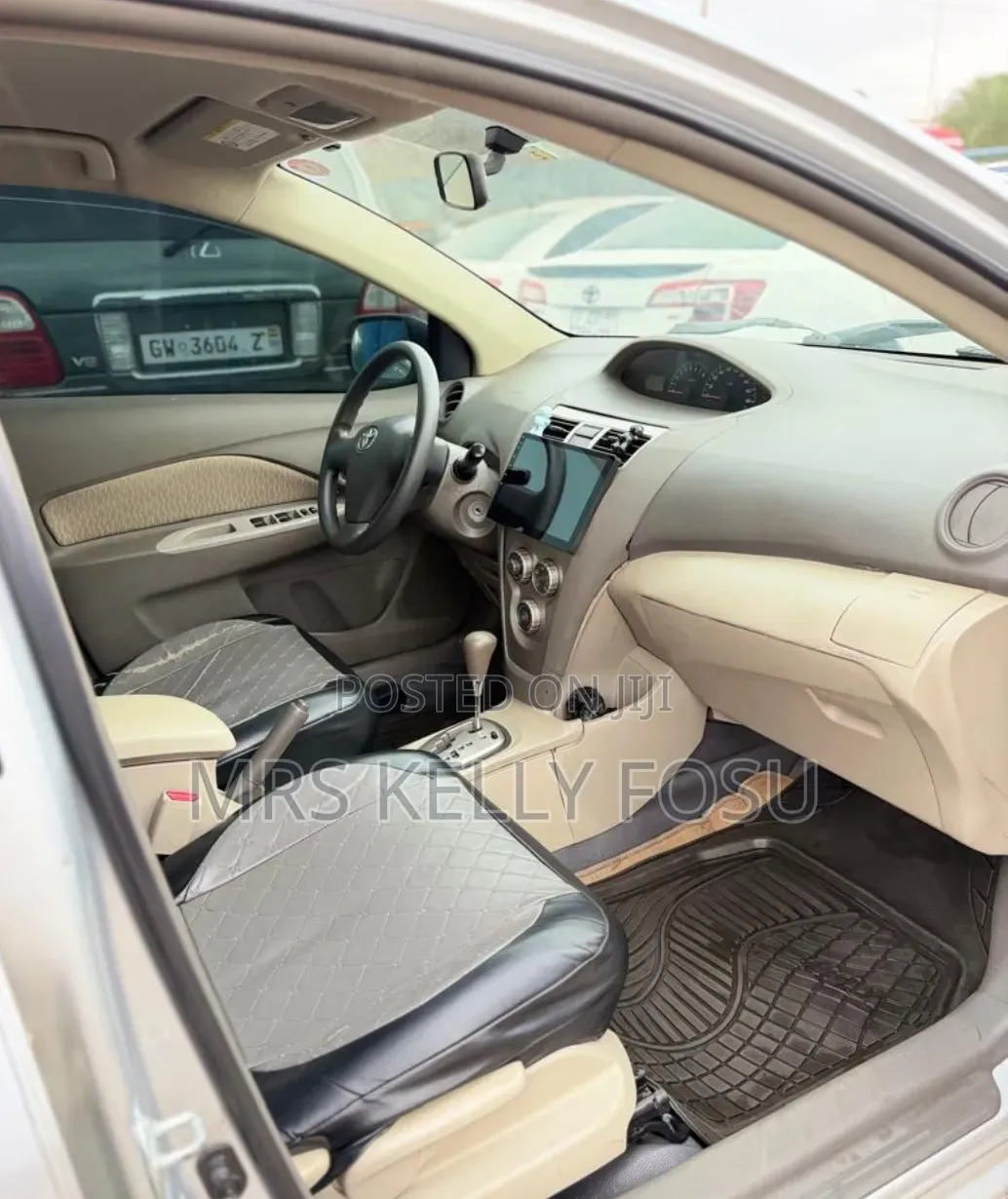 Toyota Belta 2010 Silver